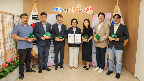 (왼쪽부터) 후이즈 정지훈 대표, 엑스게이트 강명진 상무, 가비아 원종홍 대표, 과천시장 신계용, 가비아CNS 박형미 부사장, KINX 김지욱 대표, 에스피소프트 윤원철 상무가 기념사진을 촬영하고 있다. (사진=가비아)