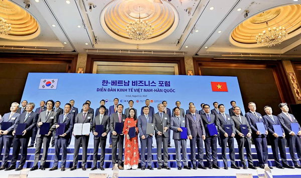 ‘한-베트남 경제 포럼’에 참여한 양국 관계자들이 기념사진을 찍고 있다. 앞줄 왼쪽에서 5번째가 KTNF 이중연 대표.