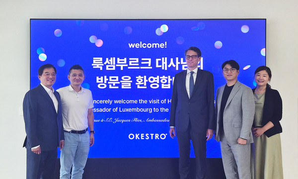 (왼쪽부터) 오케스트로 김범재 대표, 오케스트로 김민준 이사회 의장, 주한 룩셈부르크 자크 플리스 대사, 오케스트로 김영광 CTO, 룩셈부르크 무역투자청 구선미 수석 무역투자 담당관이 기념사진을 촬영하고 있다. (사진=오케스트로)