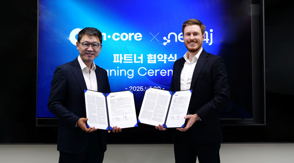 엔코아 명재호 대표(왼쪽), 네오포제이 Xander Smart 아시아 총괄 책임