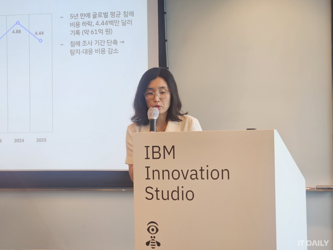 한국IBM CTO 이지은 전무가 21일 여의도 국제금융센터 한국IBM 본사에서 열린 기자 간담회에서 ‘변화하는 보안 위협과 기업 대응 방안’을 주제로 발표하고 있다. 