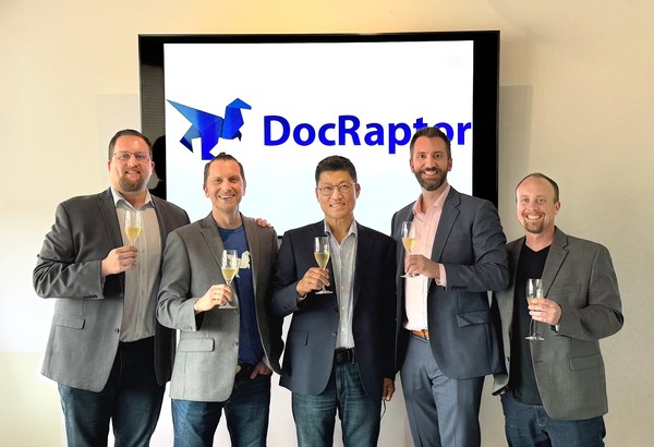 이파피루스는 미국 인디애나폴리스 소재의 HTML 문서 변환 전문 기업 닥랩터를 인수했다. 김정희 이파피루스 대표(가운데)와 매튜 고든 닥랩터 CEO(우측 두 번째)등 관계자들이 기념사진을 찍고 있다.