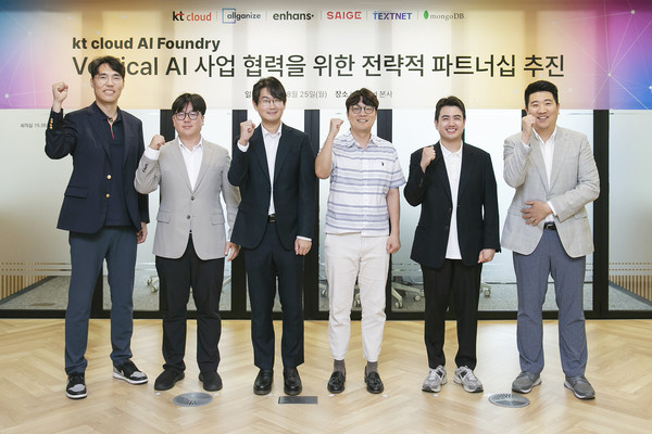 (왼쪽부터) KT클라우드 공용준 본부장, 올거나이즈 이원강 부대표, 인핸스 김도균 CAIO, 세이지 홍영석 대표이사, 스피링크 고경민 대표이사, 몽고DB 김한석 전무가 기념사진을 촬영하고 있다. (사진=KT클라우드)