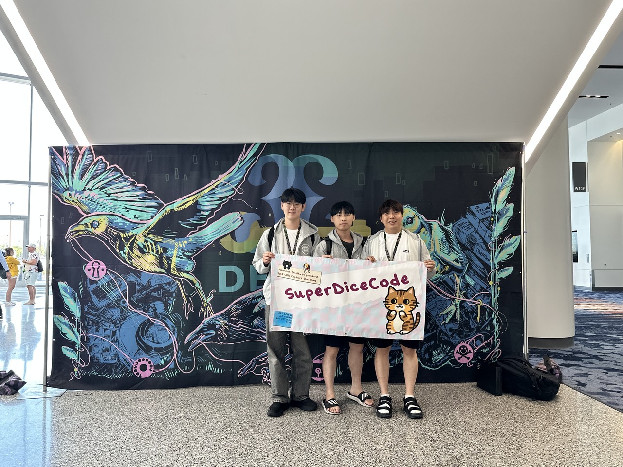 ‘슈퍼다이스코드’ 팀으로 ‘데프콘 CTF 33’에 참가한 금융보안원 소속 화이트해커들이 기념 촬영을 하고 있다. (사진=금융보안원)