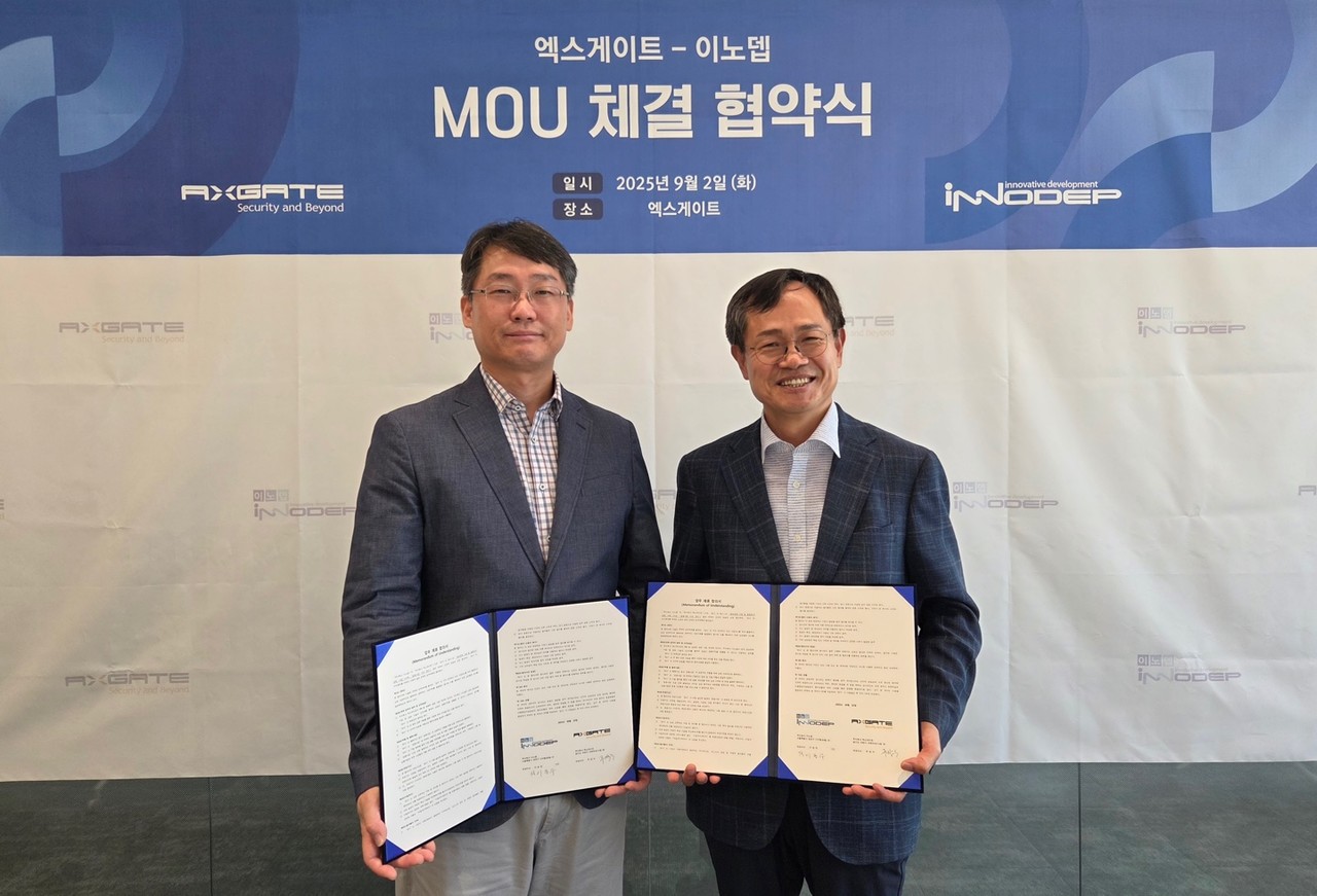 엑스게이트 주갑수 대표(왼쪽)와 이노뎁 이동수 사장이 지난 2일 경기도 과천 엑스게이트 본사에서 열린 업무협약식에서 기념 촬영을 하고 있다. (사진=엑스게이트)