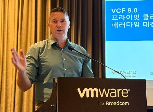 브로드컴 폴 사이모스(Paul Simos) 아시아 총괄 부사장이 ‘브로드컴의 프라이빗 클라우드 전망 2025: 아시아 태평양 및 일본(APJ), 클라우드 재정비’ 보고서 내용을 발표하고 있다. (사진=브로드컴)