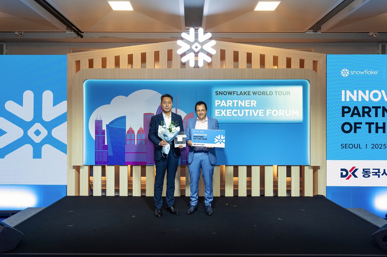 동국시스템즈 박상철 이사 (왼쪽), 스노우플레이크 크리스티안 클레이너만 수석부사장