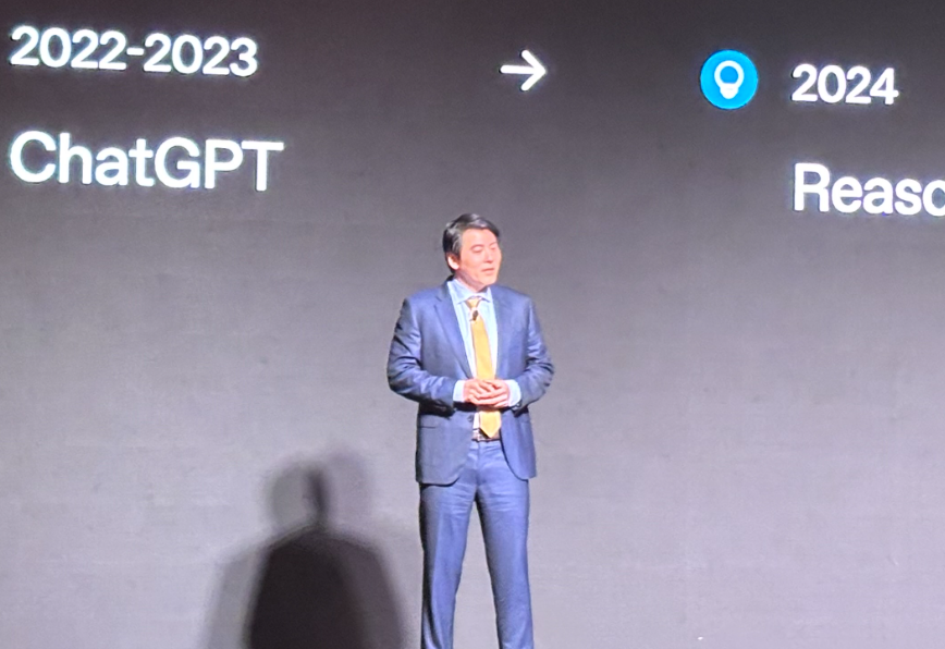 오픈AI 제이슨 권 CSO가 행사를 통해 발표하고 있다. (사진=권영석 기자)