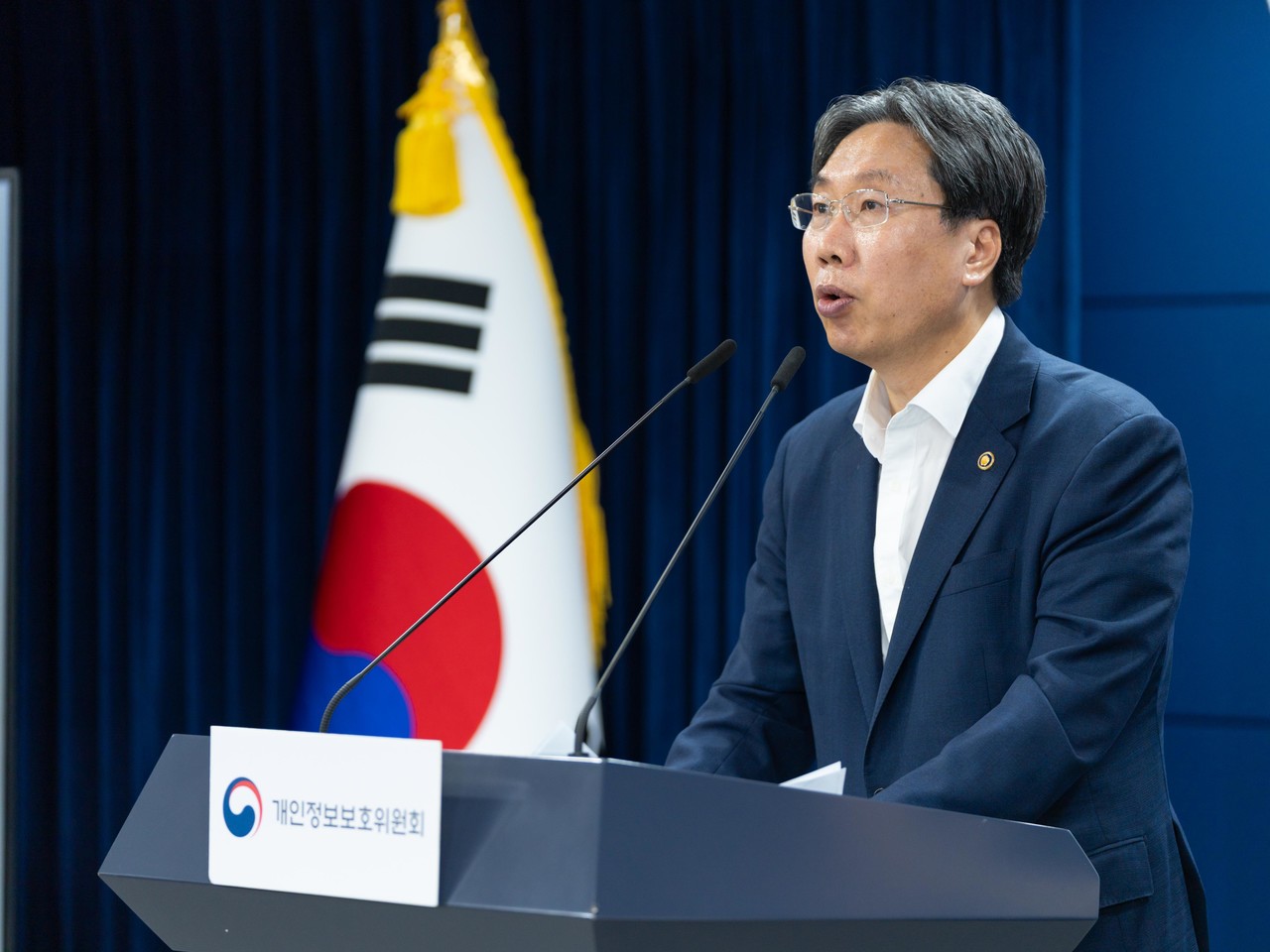 개인정보보호위원회 최장혁 부위원장이 11일 서울 종로구 정부서울청사에서 ‘개인정보 안전관리체계 강화 방안’에 대해 브리핑하고 있다. (사진=개인정보보호위원회)