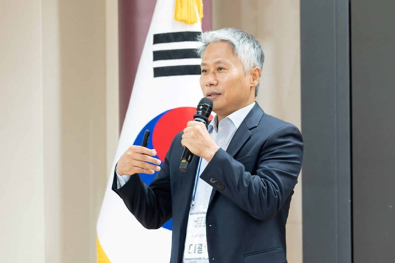 모니터랩 이광후 대표가 지난 12일 국회의사당 의원회관에서 열린 ‘AI 대전환 시대, DaaS 기반 K12·대학의 글로벌 인재양성 혁신전략’ 토론회에서 기조연설을 발표하고 있다. (사진=모니터랩)