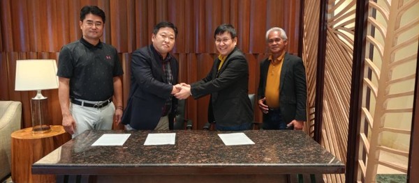 시스원은 필리핀 온라인 통합 결제 시스템 전문 업체인 스마테크와 MOU를 체결했다. 양사 관계자들이 기념사진을 짝고 있다. 