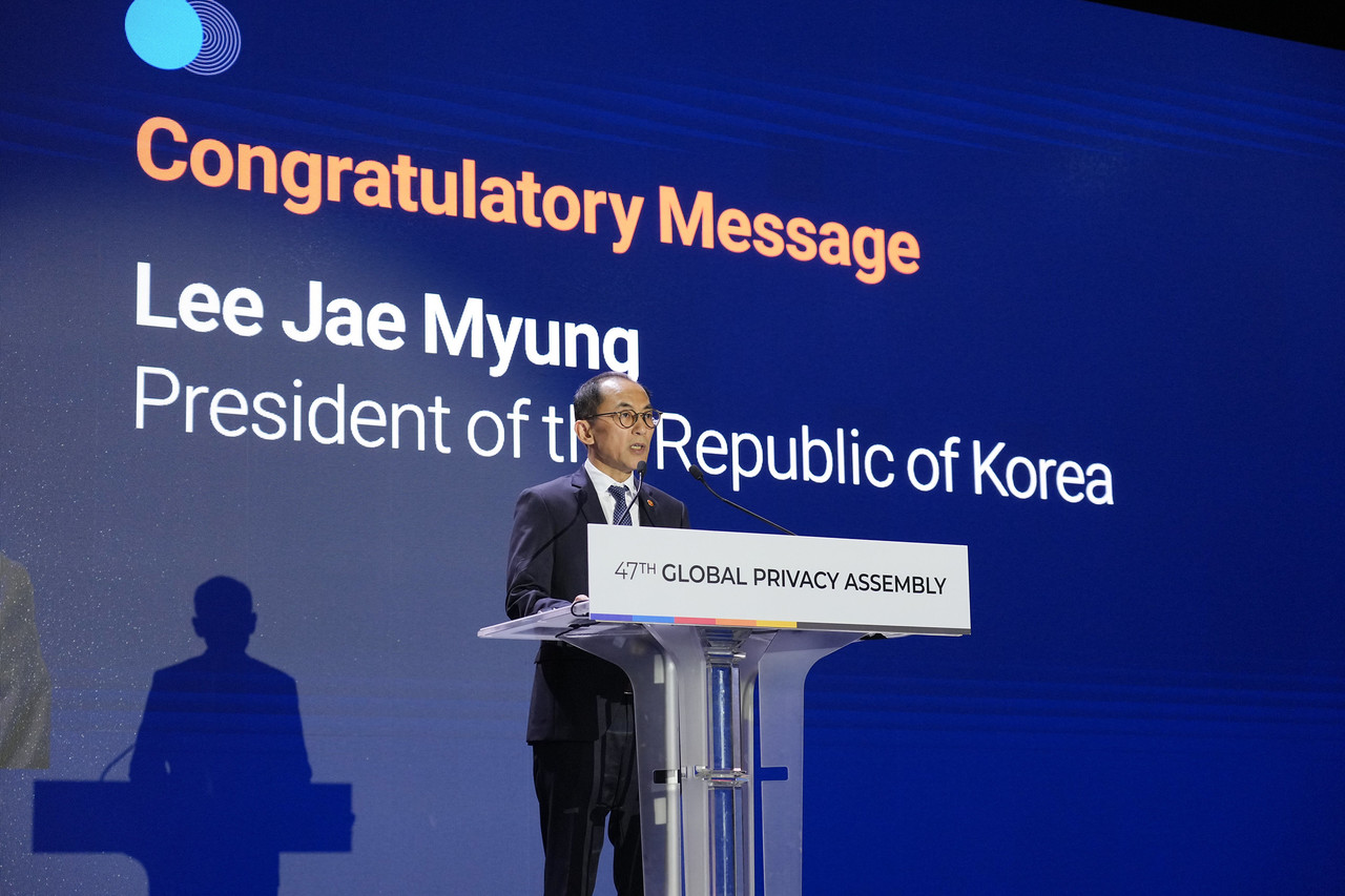 개인정보보호위원회 고학수 위원장이 16일 서울 용산구 그랜드 하얏트 서울에서 열린 ‘제47차 글로벌 프라이버시 총회’ 개회식에서 이재명 대통령의 축사를 대독하고 있다. (사진=개인정보위)