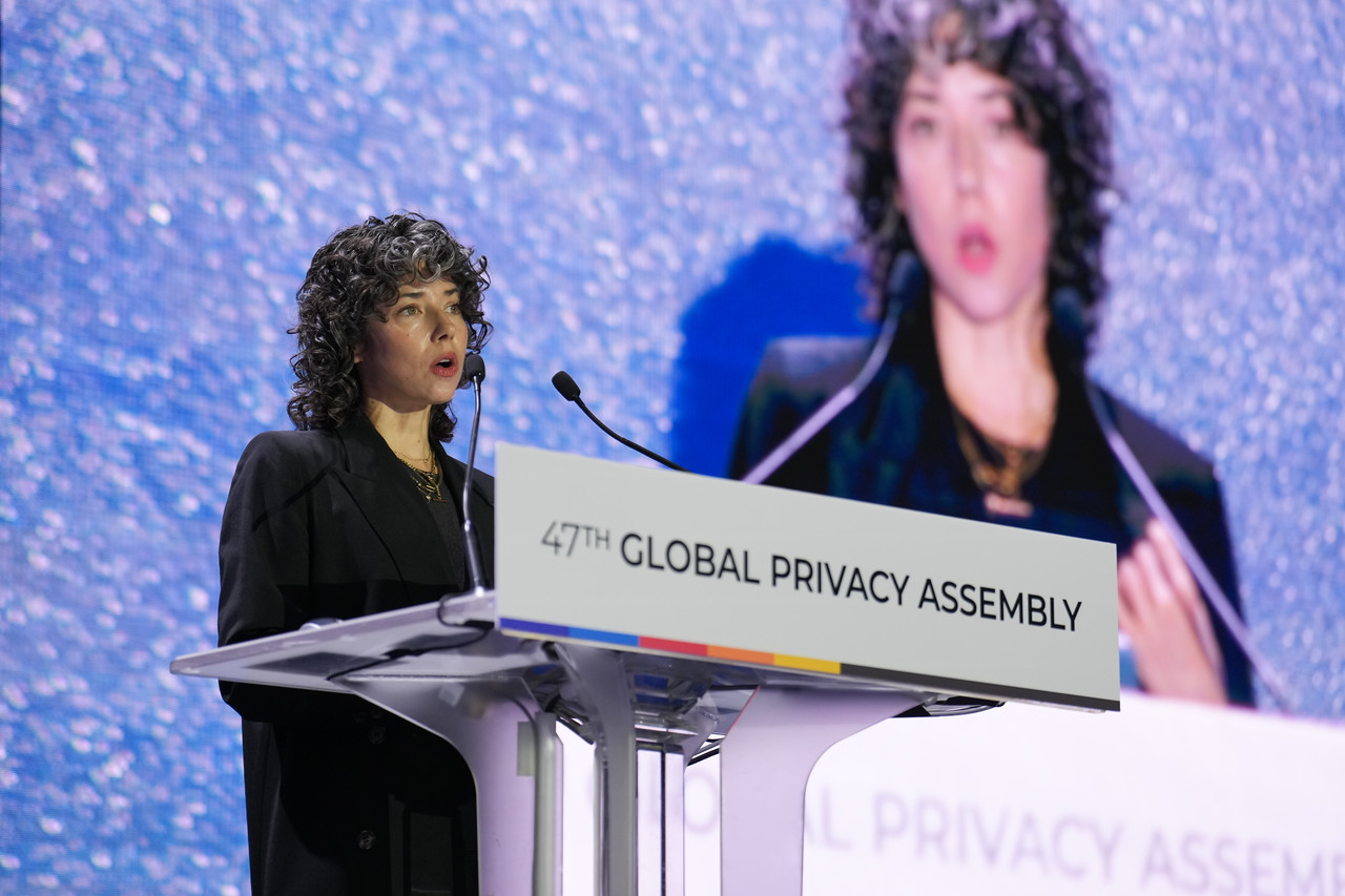 시그널 재단 메레디스 휘태커 회장이 16일 그랜드 하얏트 서울에서 열린 ‘제47차 글로벌 프라이버시 총회(GPA)’ 기조연설을 발표하고 있다. (사진=개인정보위)