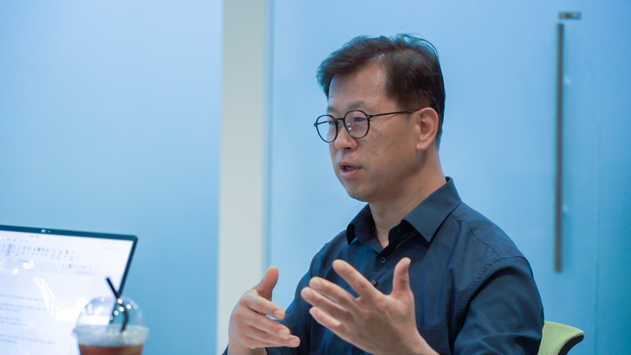 에이아이웍스 동길무 수석이 인터뷰를 통해 설명하고 있다. (사진=에이아이웍스)