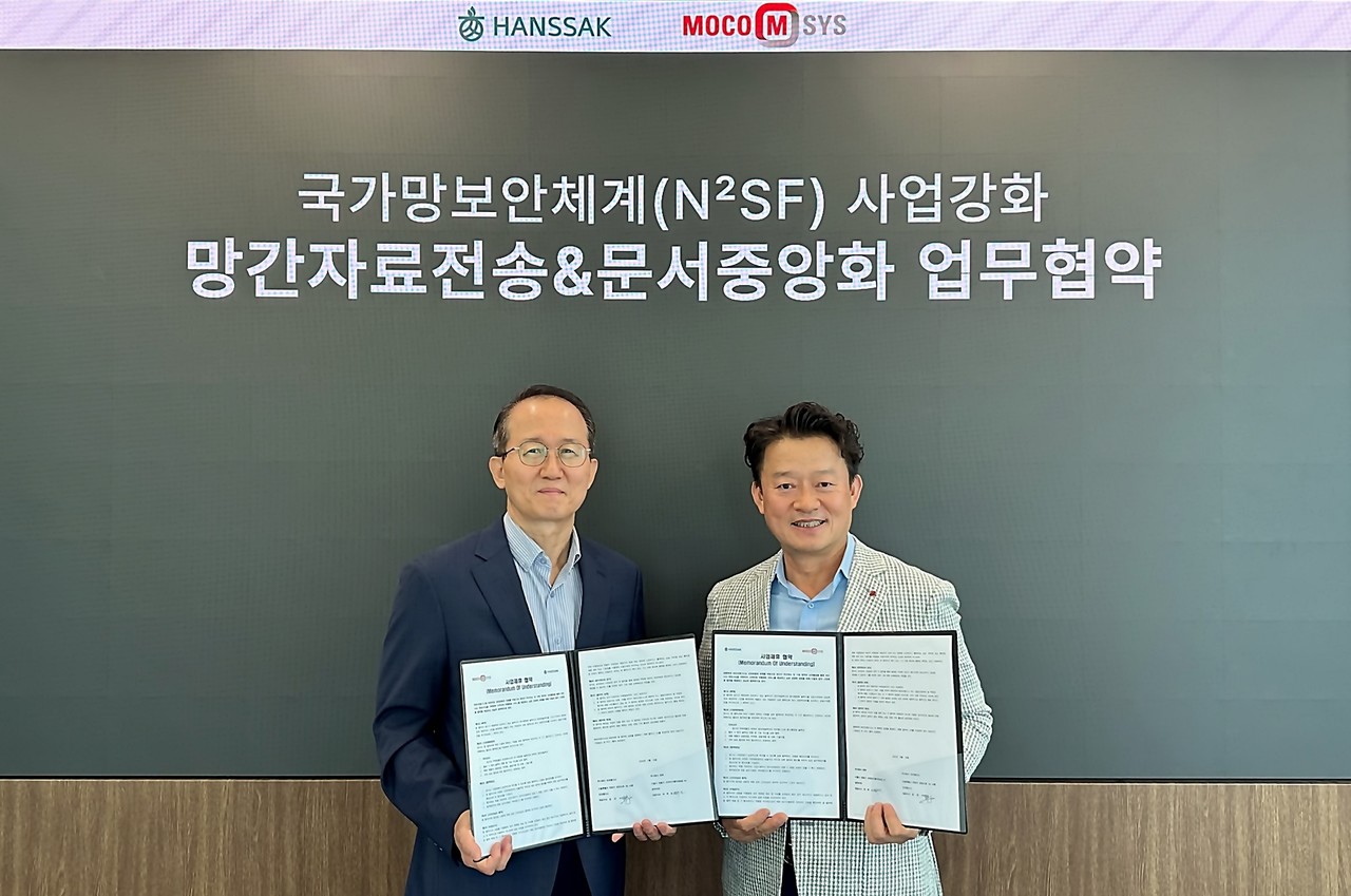 한싹 이주도 대표(오른쪽)와 모코엠시스 김인수 대표가 업무협약 체결 후 기념 촬영을 하고 있다. (사진=한싹 제공)