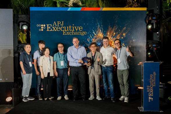 오픈베이스는 라드웨어가 주최한 ‘2025 라드웨어 APJ 이그제큐티브 익스체인지’ 행사에서 아시아 태평양 지역 최고의 파트너에게 수여하는 ‘Distributor of the Year'를 수상했다. 오픈베이스 황철이 대표(오른쪽 세 번째)등 관계자들이 기념사진을 찍고 있다.