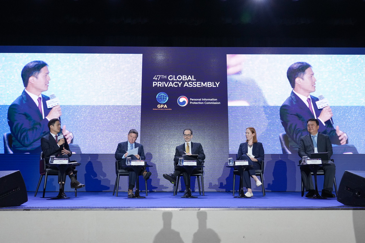 17일 제47차 글로벌 프라이버시 총회에서 열린 ‘AI 에이전트와 프라이버시’ 패널 세션 현장. (왼쪽부터) 서울대학교 임용 법학전문대학원 교수, 영국 정보위원회 존 에드워즈 위원장, 개인정보 미래포럼 줄스 폴로네츠키 대표, 구글 케이트 샬럿 글로벌 안전 및 보안 부서장, LG AI연구원 김유철 전략부문 부문장 (사진=개인정보보호위원회)