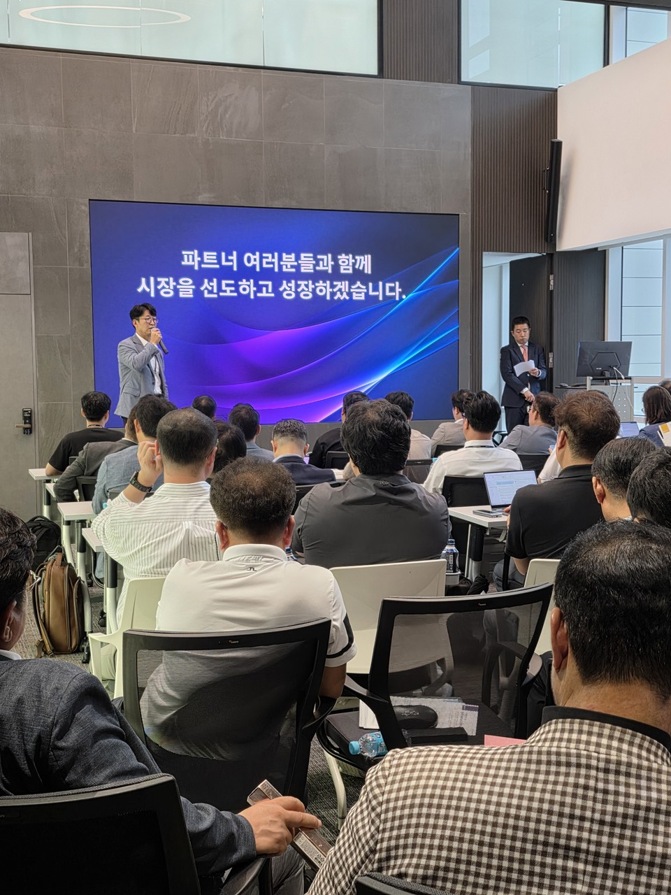 소프트캠프 배환국 대표가 지난 17일 소프트캠프 과천 DX타워에서 열린 ‘소프트캠프 시장 전략 세미나(SOFTCAMP Market Strategy Seminar)’에서 인사말을 하는 모습 (사진=소프트캠프)