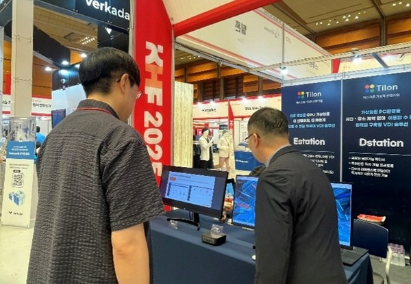 틸론의 관계자가 ‘KHF 2025 전시 현장에서 제품 설명을 진행하고 있다.