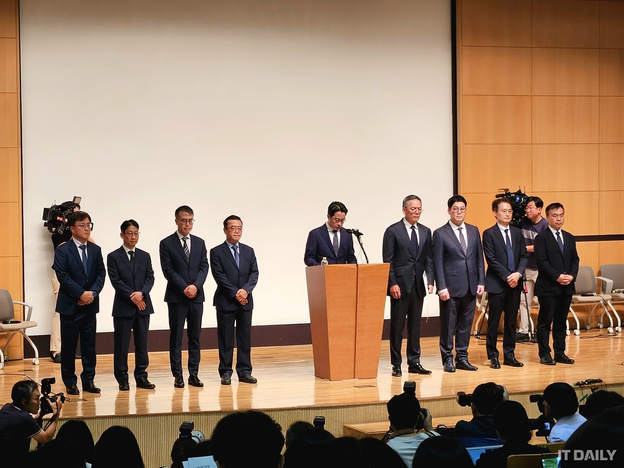 롯데카드 조좌진 대표(가운데)가 18일 서울 중구 부영태평빌딩에서 열린 기자 간담회에서 대국민 사과문을 발표하고 있다.