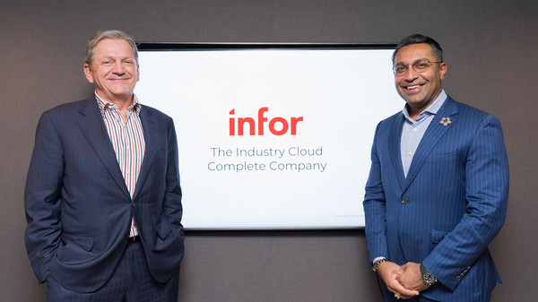 (왼쪽부터) 볼프강 코벡 국제사업 총괄부사장 겸 총괄 책임자, 테리 스마 아시아태평양·일본 담당 수석부사장 겸 총괄 책임자가 기념사진을 촬영하고 있다. (사진=인포)