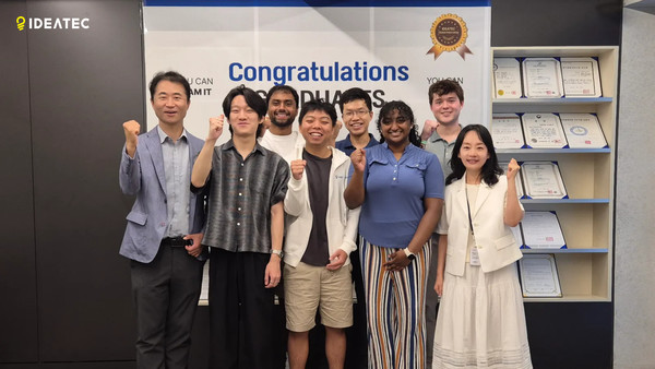 수료·수상식 후 수상자와 (첫줄 왼쪽)이데아텍 이정수 CEO와 (첫줄 오른쪽)루시 리 CMO가 단체 사진을 촬영하고 있다. (사진=이데아텍)