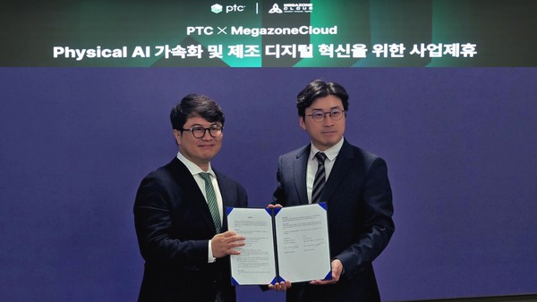 메가존클라우드 이주완 의장(오른쪽)과 PTC 코리아 김도균 대표가 기념사진을 촬영하고 있다. (사진=메가존클라우드)