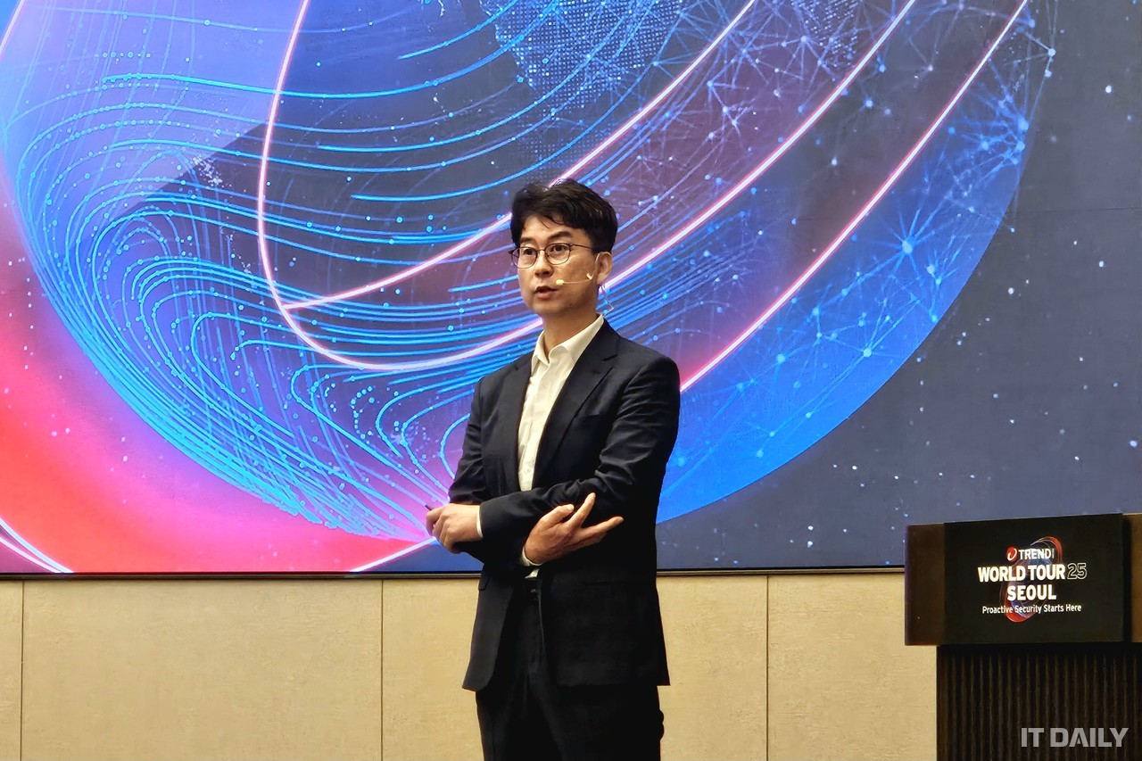 한국트렌드마이크로 김진광 지사장이 25일 서울 역삼동 조선팰리스에서 열린 ‘월드 투어 2025 서울’에서 인사말을 하고 있다.