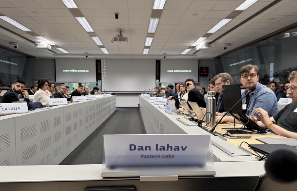 유럽 위원회 AI 사무소에서 댄 라하브 이레귤러 CEO가 위원들을 대상으로 강의하고 있다. 사진=이레귤러