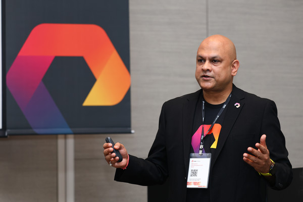 퓨어스토리지 프라튜시 카레(Pratyush Khare) 아시아태평양-일본(APJ) 시스템 엔지니어링 VP가 발표를 진행하고 있다. (사진=퓨어스토리지)