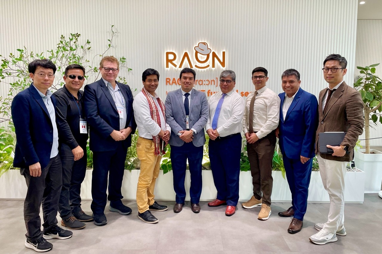 라온시큐어는 최근 온두라스 코스타리카, 페루 등 중남미 3개국 정부 관계자들을 대상으로 K-DID 기술 교육 세미나를 성공적으로 진행했다. 사진은 페루 정부, 한국지능정보사회진훙원(NIA), 라온시큐어 관계자가 기념사진을 촬영하는 모습. (사진=라온시큐어)