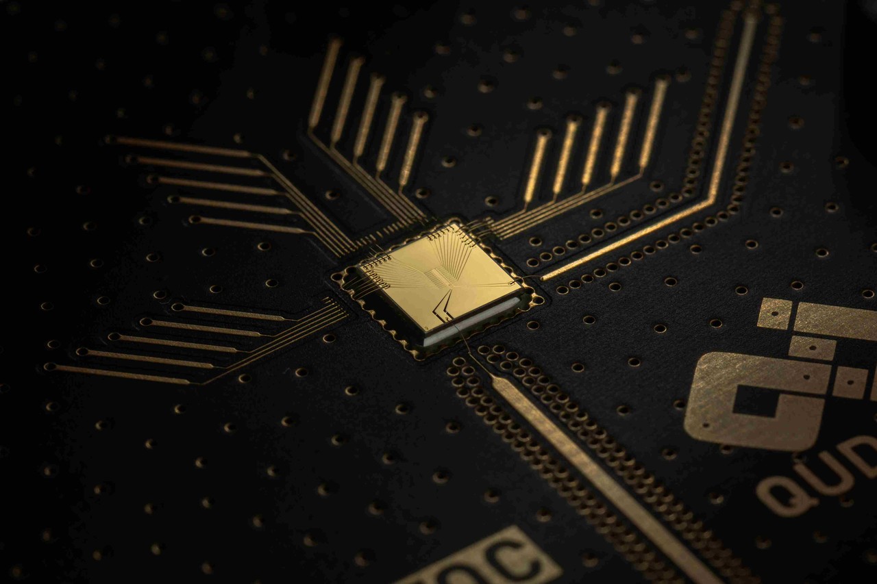 큐도라 이온트랩 50큐비트 QPU