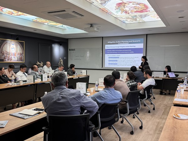 선도소프트 김수민 연구원은 데이터와 플랫폼 기반의 온실가스 인벤토리 및 산정 방법론 구축에 관한 현황과 함께 온실가스 완화에 관한 행동계획 방향성을 제시했다.