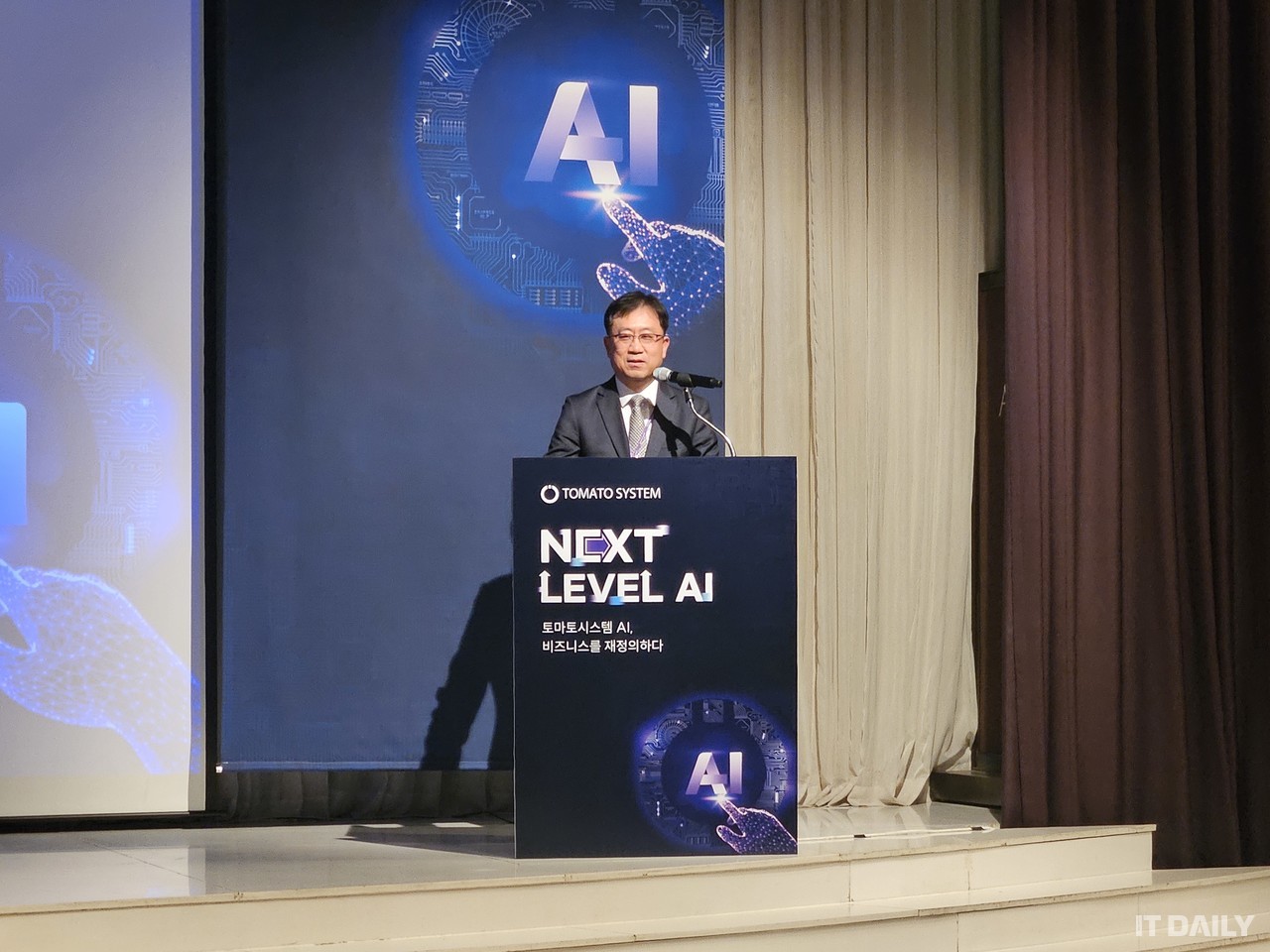 토마토시스템 조길주 대표가 ‘넥스트 레벨 AI’에서 인사말을 하고 있다.