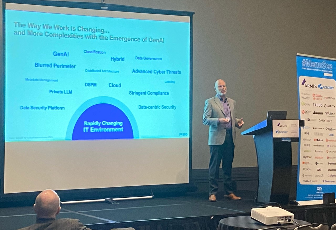 ManuSec USA 2025에서 세션발표를 하고 있는 론 아덴 파수 미국법인 CTO