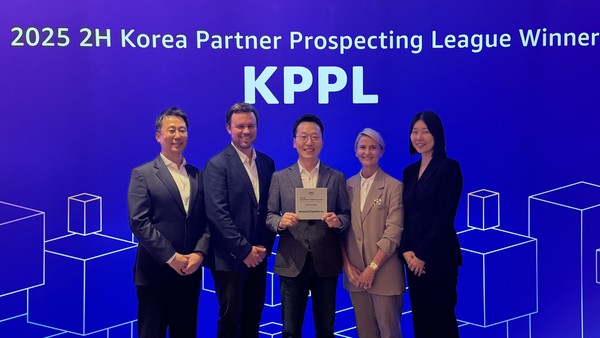 메타넷티플랫폼 박종성 전무(가운데)가 AWS KPPL에서 수상한 뒤 기념촬영을 하고 있다.