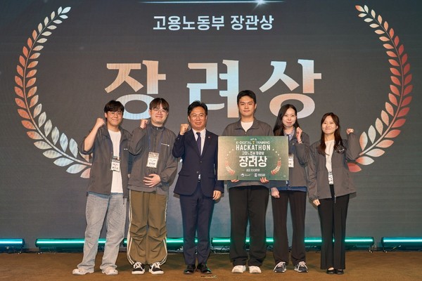 엔코아가 자사의 IT교육센터 플레이데이터 교육생들이 여러 공모전에서 수상하며 코딩 교육 성과를 입증했다고 밝혔다.