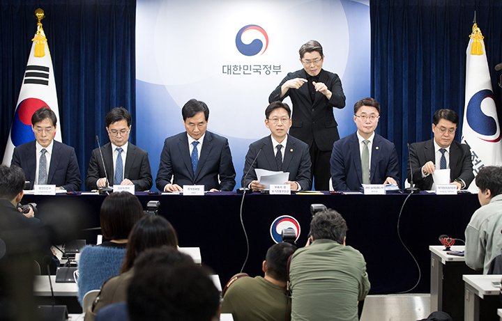 배경훈 부총리 겸 과학기술정보통신부 장관이 22일 오후 서울 종로구 정부서울청사 본관 브리핑룸에서 범부처 정보보호 종합대책' 관련 브리핑을 하고 있다. (왼쪽부터) 행정안전부 이용석 디지털정부혁신실장, 금융위원회 신진창 사무처장, 국가정보원 김창섭 제3차장, 배경훈 부총리, 과학기술정보통신부 류제명 제2차관, 개인정보보호위원회 이정렬 사무처장(부위원장 직무대리). [사진=과기정통부 제공]