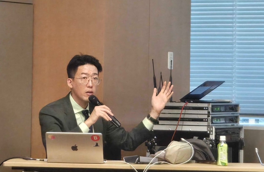 로그프레소 구동언 사업본부장이 지난 22일 일본 도쿄에서 열린 ‘시큐리티 데이즈 폴 2025 도쿄’ 컨퍼런스에서 ‘보안 운영의 혁신: 클라우드 SIEM과 보안 서비스화(SECaaS)로의 전환’을 주제로 발표하고 있다. (사진=로그프레소)