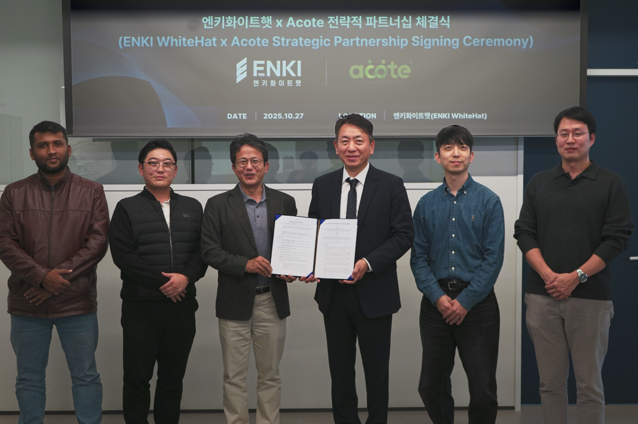 (왼쪽 세 번째부터) 아코테 김귀천 CEO, 엔키화이트햇 이성권 CEO 등 양사 관계자들이 27일 서울 송파구 엔키화이트햇 본사에서 MOU 체결 후 기념 촬영을 하고 있다. (사진=엔키화이트햇)