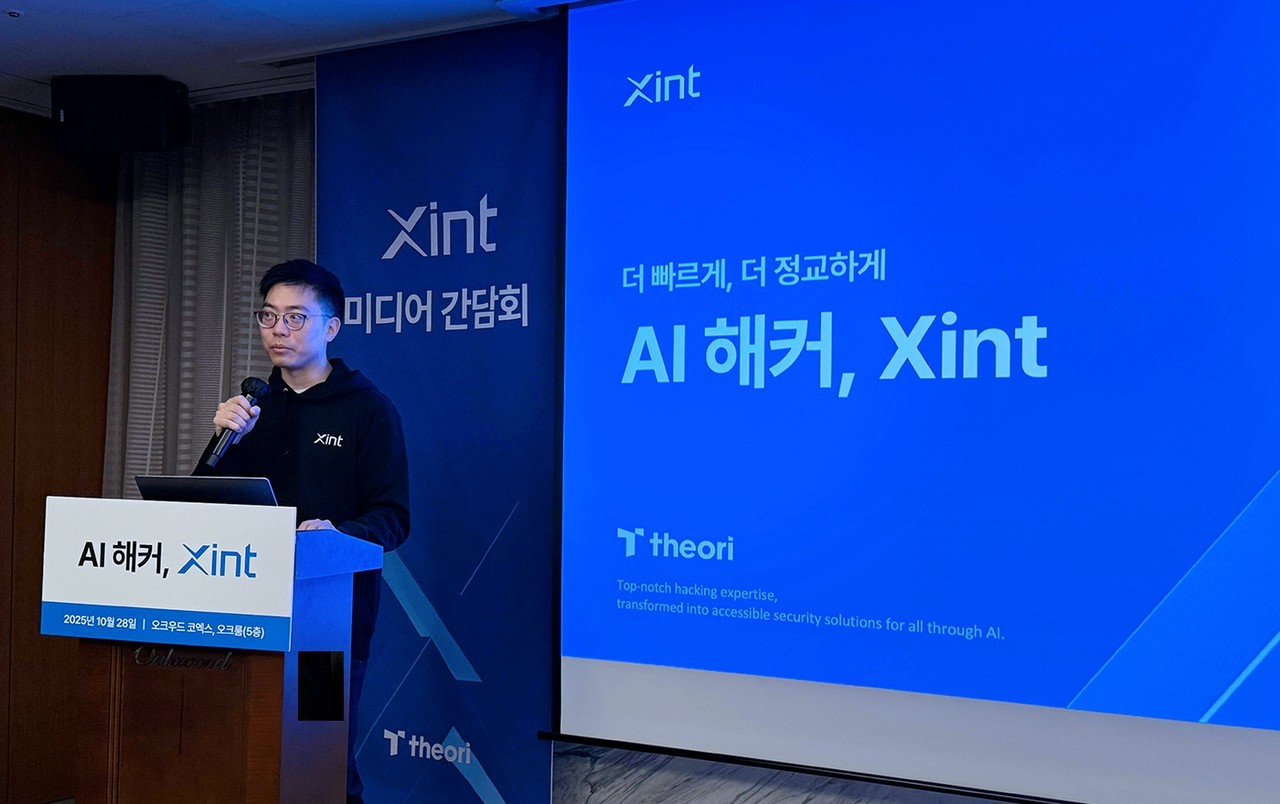 티오리 박세준 대표가 28일 서울 삼성동 오크우드 코엑스에서 열린 기자 간담회에서 AI 해커 ‘진트(Xint)’를 소개하고 있다. (사진=티오리한국)