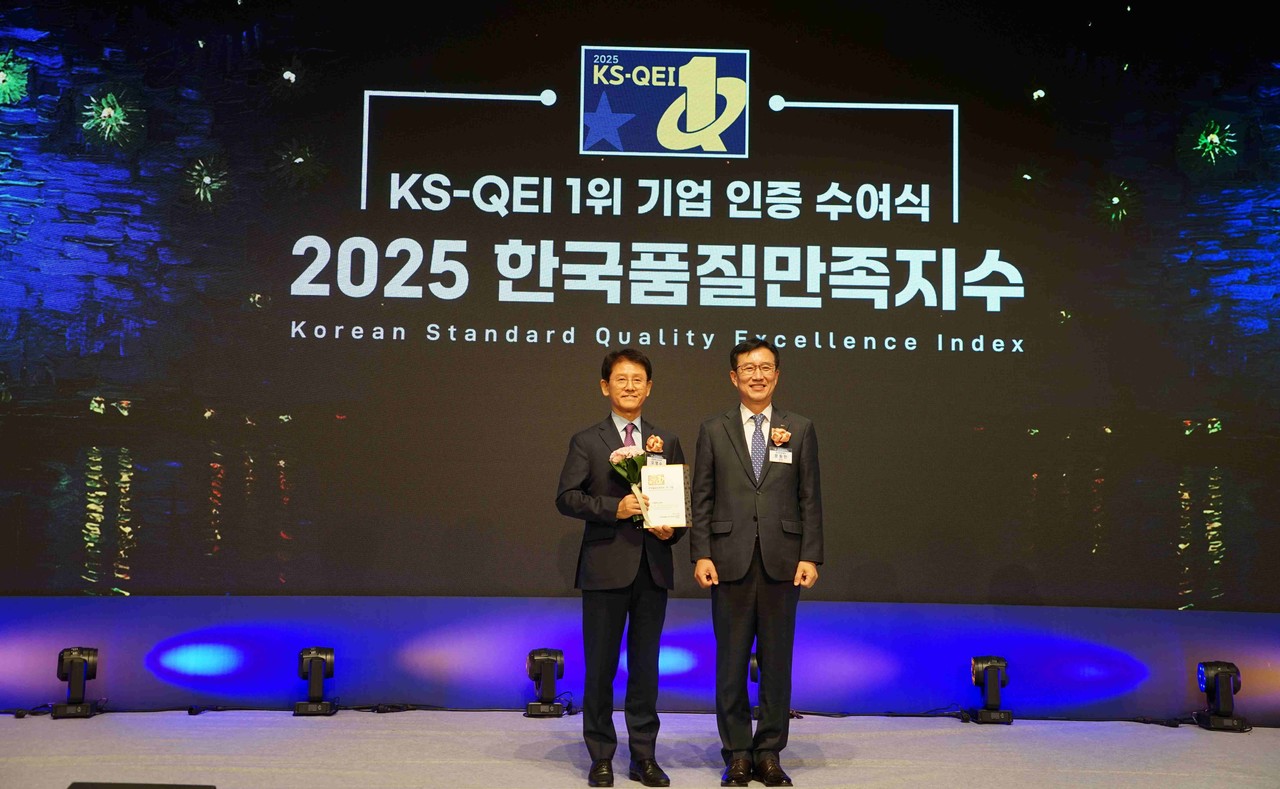 영림원소프트랩 오영수 부사장(왼쪽)이 ERP 부문 1위 기업 인증식에서 수상한 뒤 기념 사진을 찍고 있다.