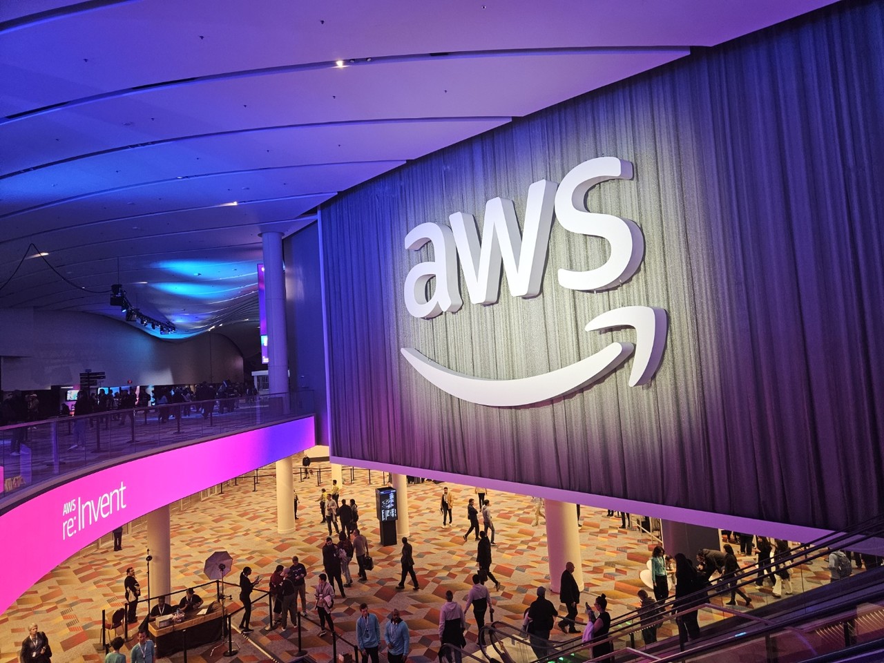 아마존웹서비스는 2025년부터 2031년까지 한국 내 AI 및 클라우드 컴퓨팅 기술 지원을 위한 데이터센터 인프라 확충에 7조 원(미화 50억 달러)을 추가로 투자한다고 29일 밝혔다. 사진은 리인벤트 행사 현장.