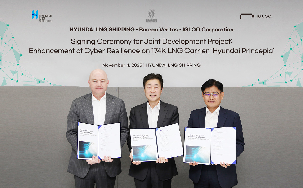 이글루코퍼레이션 김은중 부사장(오른쪽), 현대엘엔지해운 이규봉 대표(가운데), 프랑스선급 크리스토프 바에스 한국대표가 서울시 중구 현대엘엔지해운 본사에서 열린 UR E26 및 E27 기반 사이버복원력 관리체계 기술 공동개발프로젝트(JDP) 체결식에서 기념 촬영을 하고 있다. (사진=이글루코퍼레이션)
