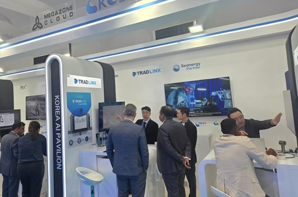 아랍에미리트 ADNEC에서 3일부터 6일까지 개최된 ‘ADIPEC 2025’에서 참가한 스타트업 직원이 현지 참관객에게 자사 서비스를 소개하고 있다. (사진=메가존클라우드)