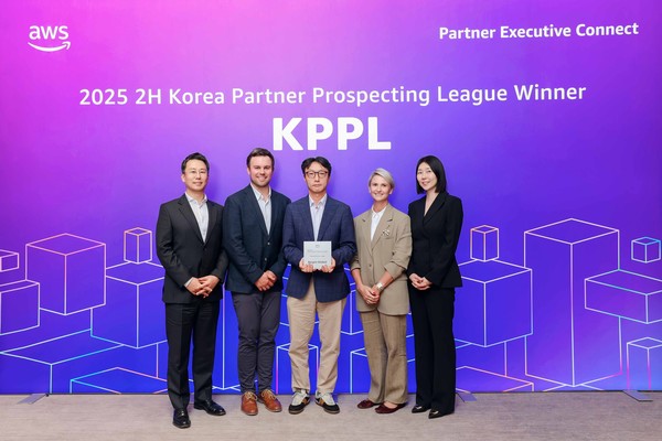 (왼쪽부터) 허정열 AWS 코리아 파트너 사업 총괄, 크리스 케이시(Chris Casey) AWS 아시아태평양 및 일본(APJ) 파트너쉽 총괄, 베스핀글로벌 강종호 부사장, 코리 브리스코(Corrie Briscoe) AWS 아시아·태평양 및 일본(APJ) 파트너 코어 총괄, 방희란 AWS 한국 파트너 세일즈 총괄이 기념사진을 촬영하고 있다. 