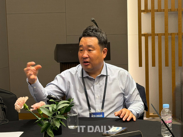 이노그리드 김명진 대표가 ‘IC3 2025’ 클라우드 컨퍼런스 미디어 라운드 테이블에서 ‘마이크로데이터센터 연동 스케일아웃 클라우드 기술개발’ 과제에 대해 설명하고 있다. (사진=성원영 기자)