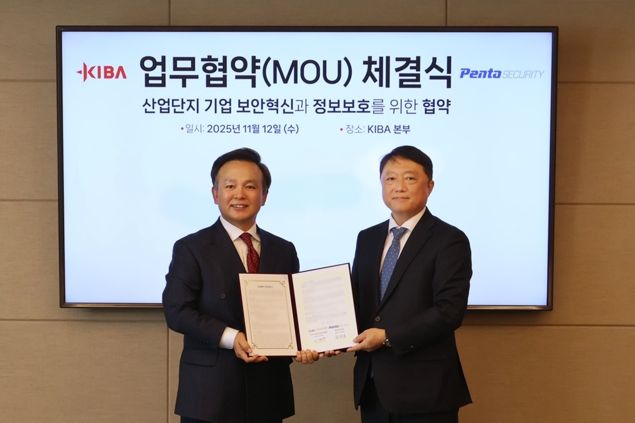 한국산업단지경영자연합회 이계우 회장(왼쪽)과 펜타시큐리티 김태균 대표가 지난 12일 서울 금천구 KIBA 본부에서 열린 협약식에서 MOU 체결 후 기념 촬영을 하고 있다. (사진=펜타시큐리티)