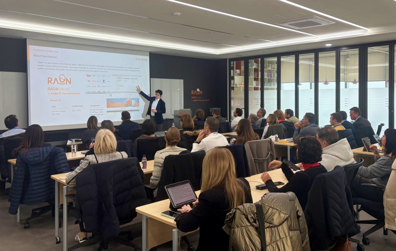 라온시큐어가 서울 여의도 라온시큐어 본사에서 스페인 기업 및 기관 임원 31여 명을 대상으로 한국형 모바일 신분증 기술에 대한 교육 세미나를 진행했다. (사진=라온시큐어)