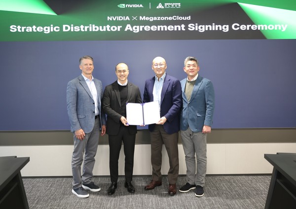 13일 과천 메가존산학연센터에서 열린 총판 계약 체결식에서 (왼쪽부터) 엔비디아 제프 팬처 글로벌 총판 총괄, 엔비디아 코리아 정소영 대표, 메가존클라우드 염동훈 대표, 황인철 CRO가 기념촬영을 하고 있다. 